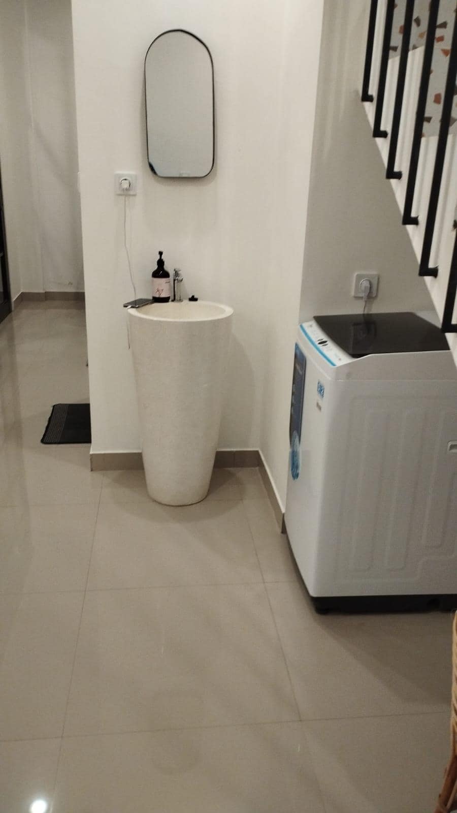Au rez de chaussée, machine à laver et petit lavabo d'appoint.