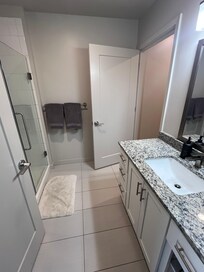 En-suite bath with king bedroom