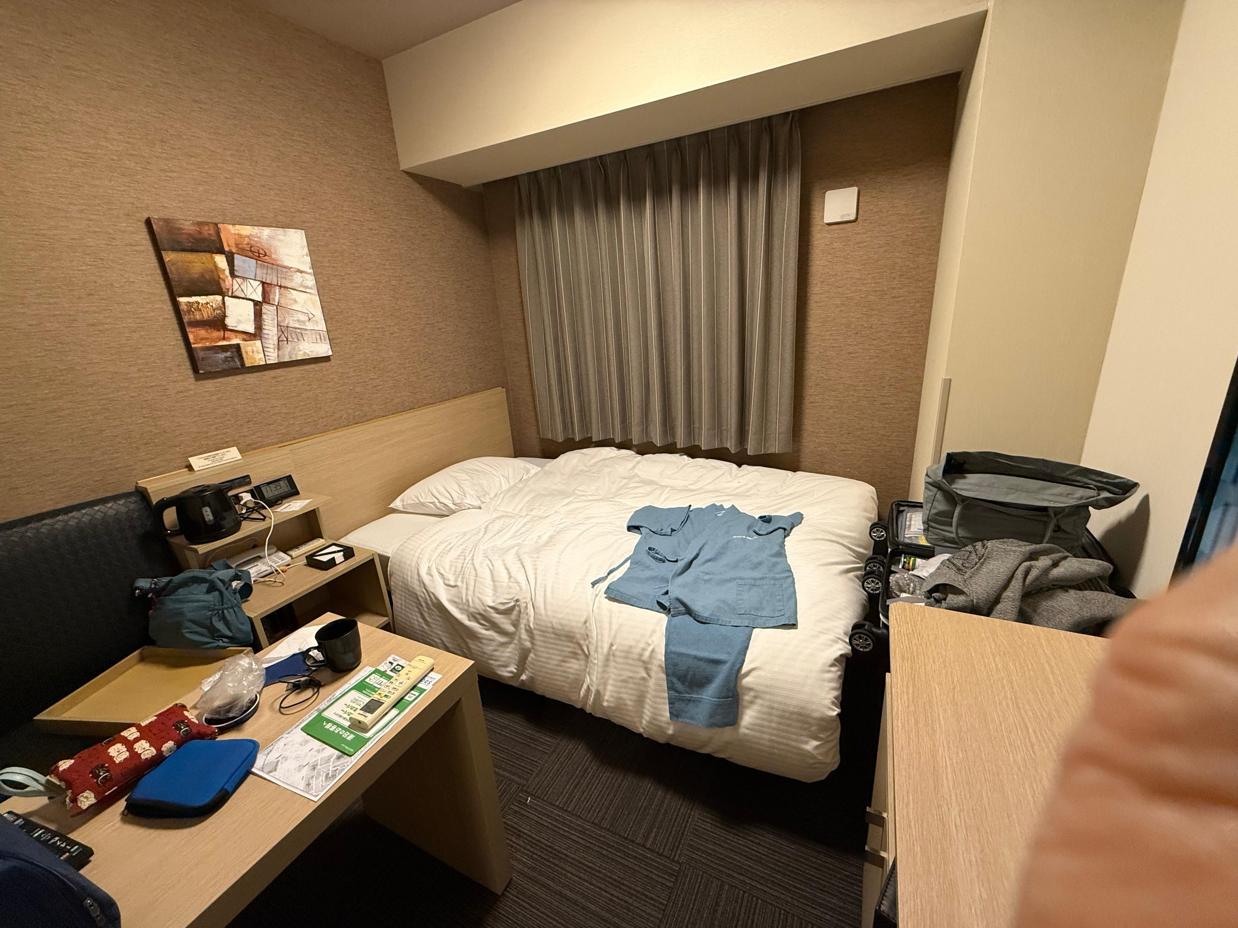 セミダブルベッド 部屋着は作務衣風