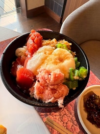 朝食の自分で好きに盛れる海鮮丼