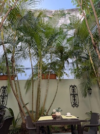 Breakfast space/bar area