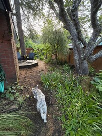 Side seating area