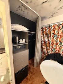 Armario, frigobar e espaço para as malas