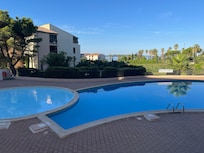 Vue piscine et mer