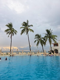 Alberca frente a la playa