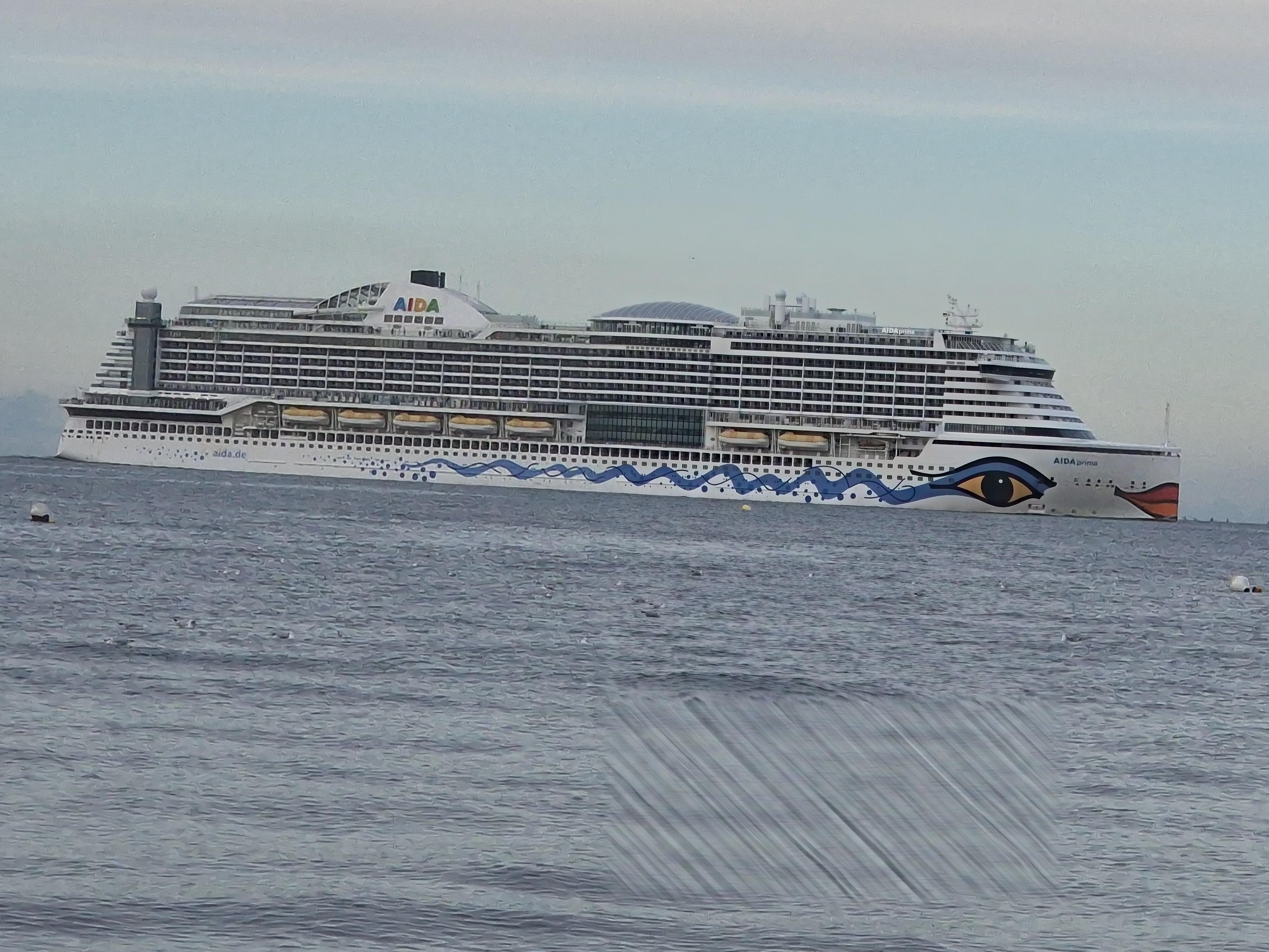 Einlauf der Aida Prima nach Hamburg