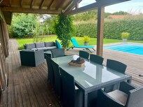 große, überdachte Terrasse