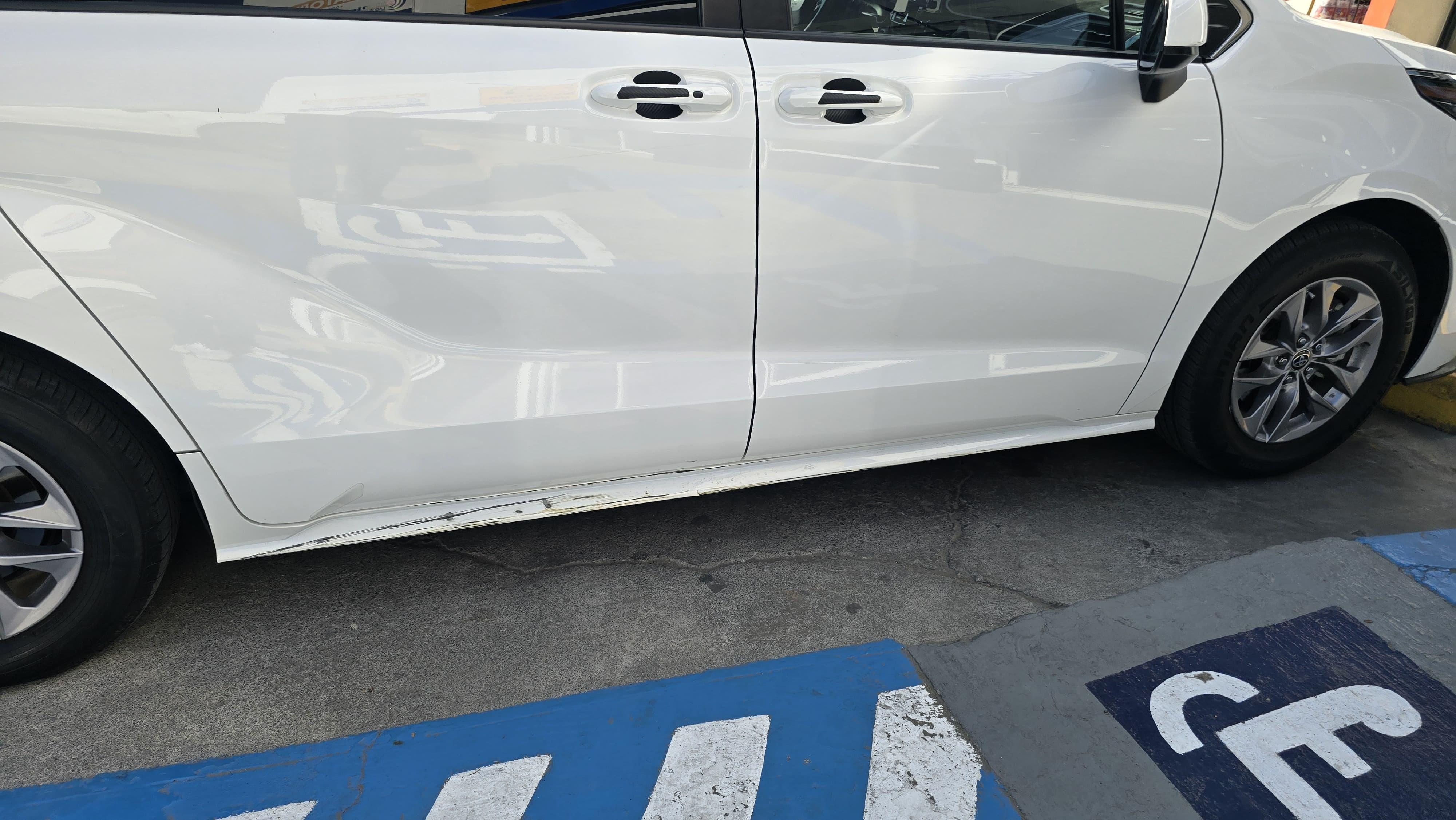 Las rampas del estacionamiento son muy estrechas y nuestro carro se dañó 