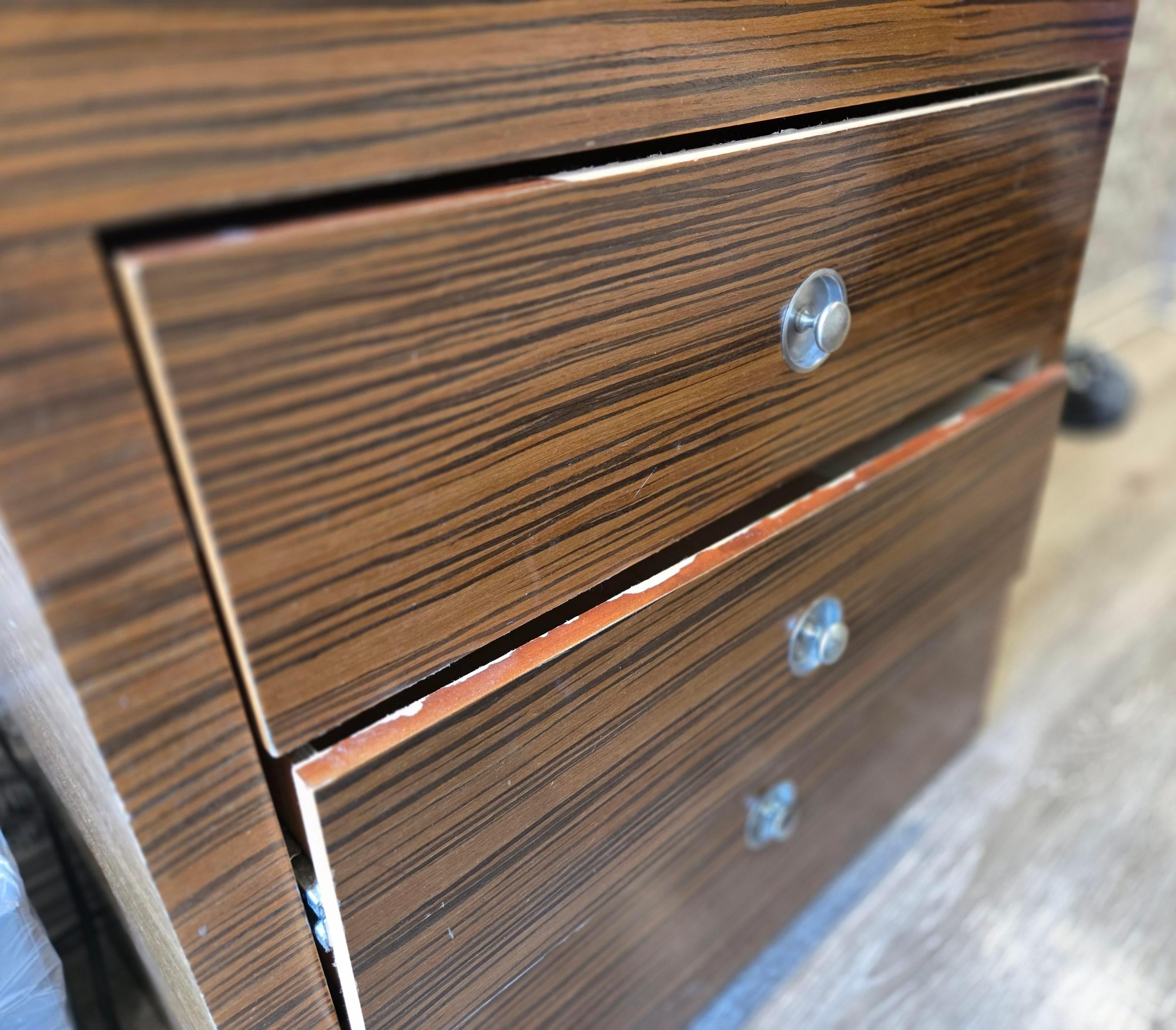 Dresser - peeling. Only 1 drawer of 3 worked.