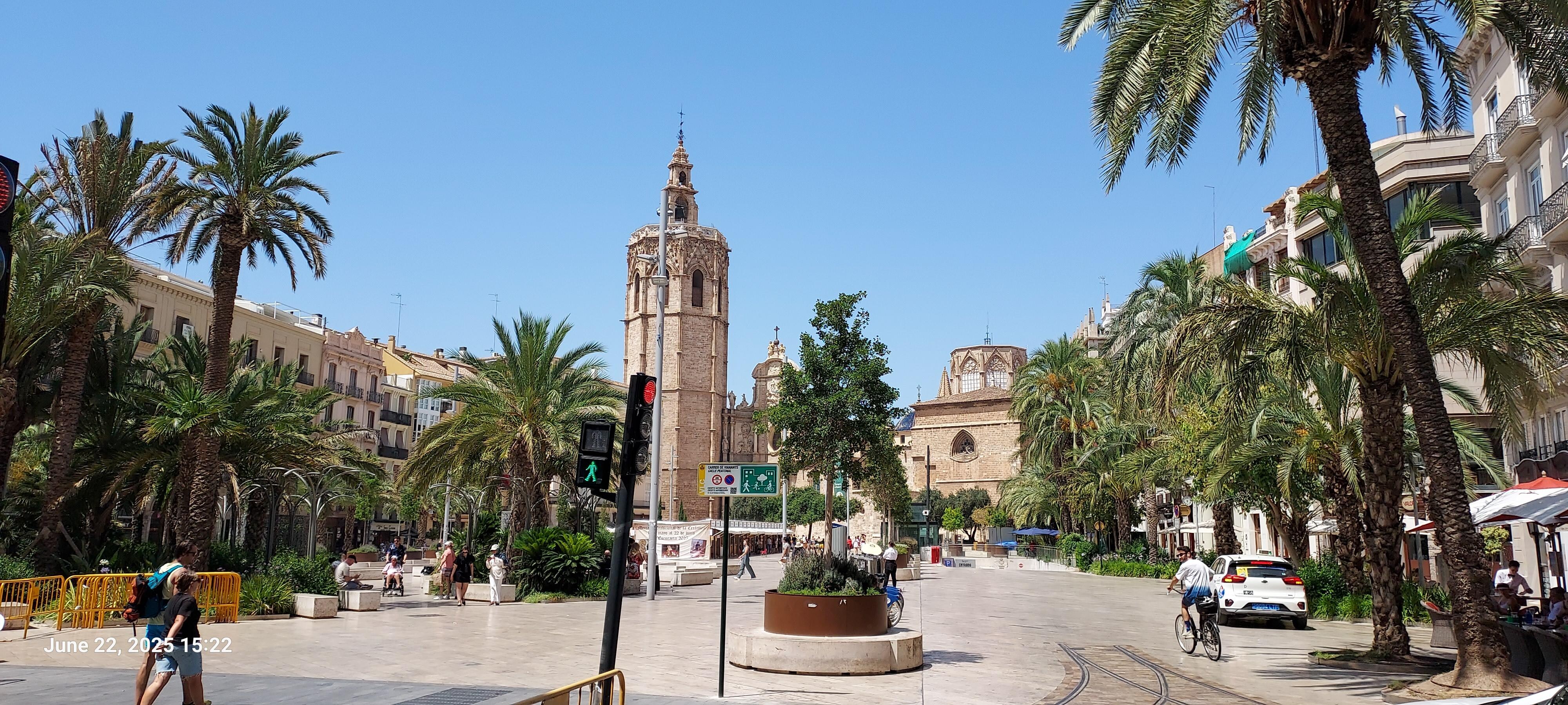 La Plaza del Reina (hotel is to the left of frame)