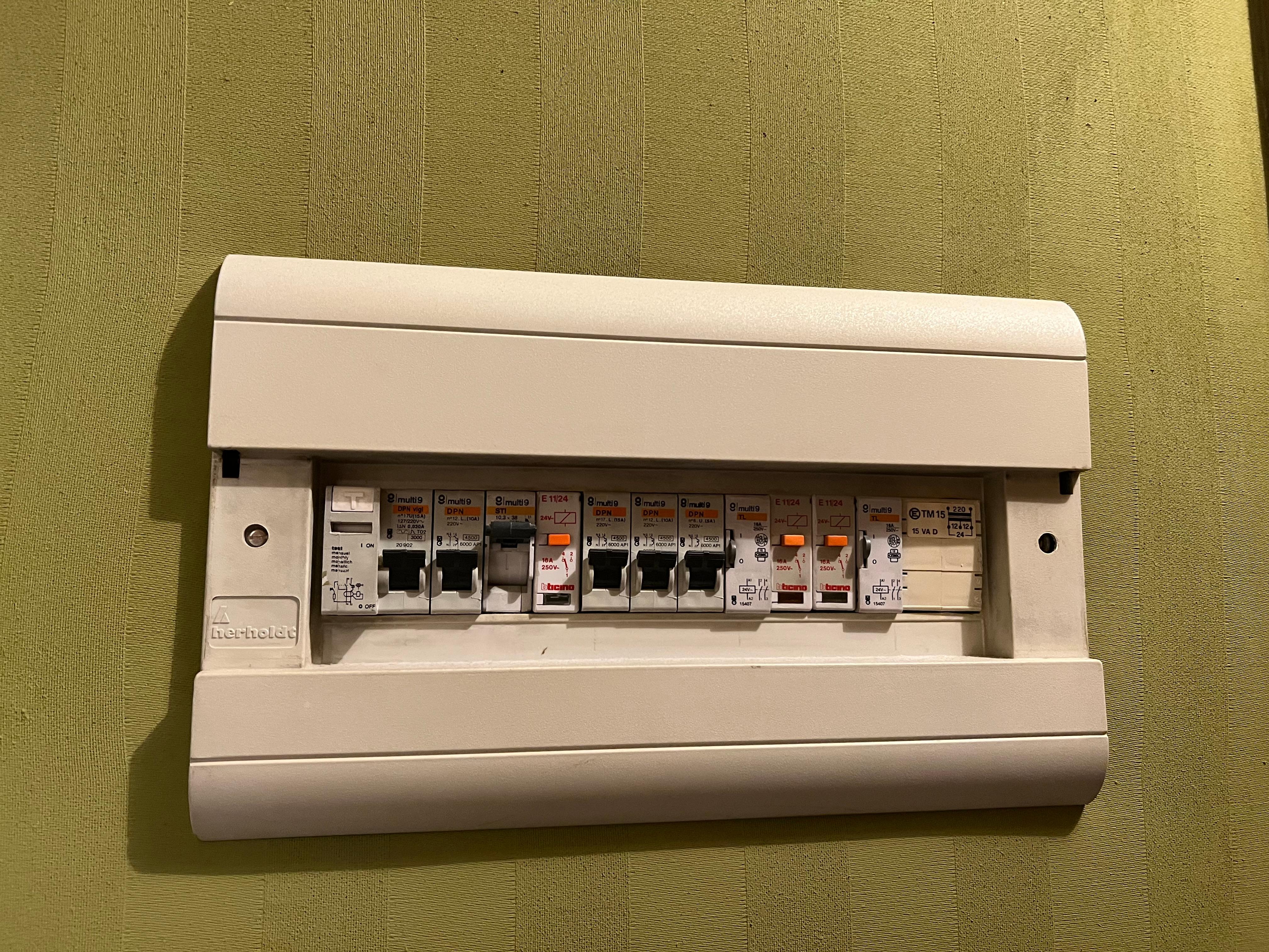 Electric box not coverd