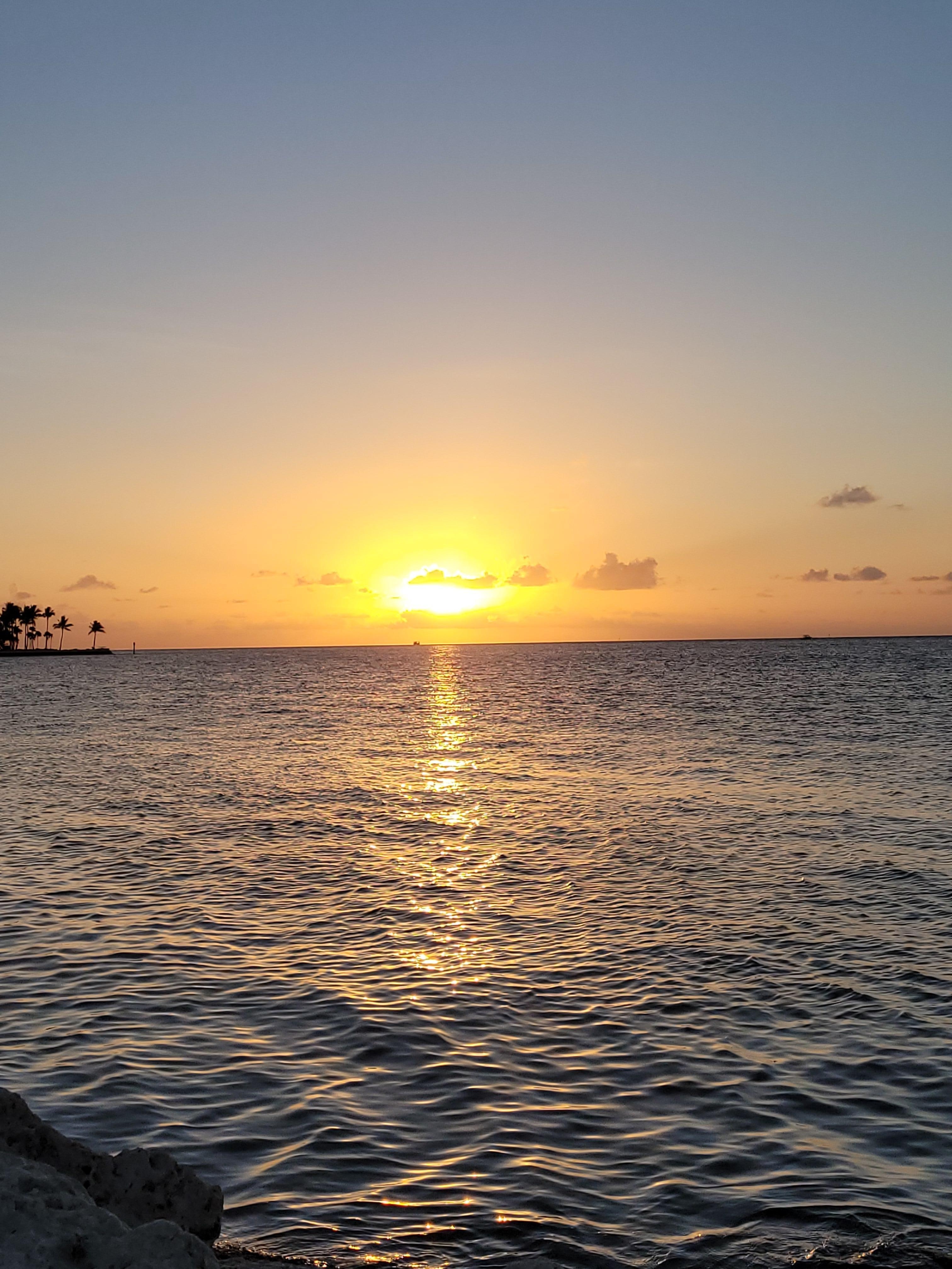 Sunset desde todas las zonas pagadas al mar del hotel se ve bello ,todas las tardes