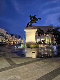 Statue at Festival Walk