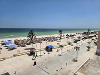 Vista parcial del mar desde la habitación en tercer piso.