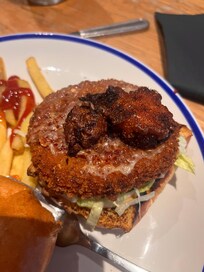 These are cauliflower pieces on a vegi burger?