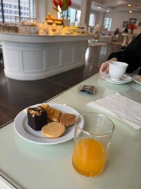 ゆっくり過ごせるラウンジ。ビジネスルームで会議をされている方もいらっしゃいましたら。