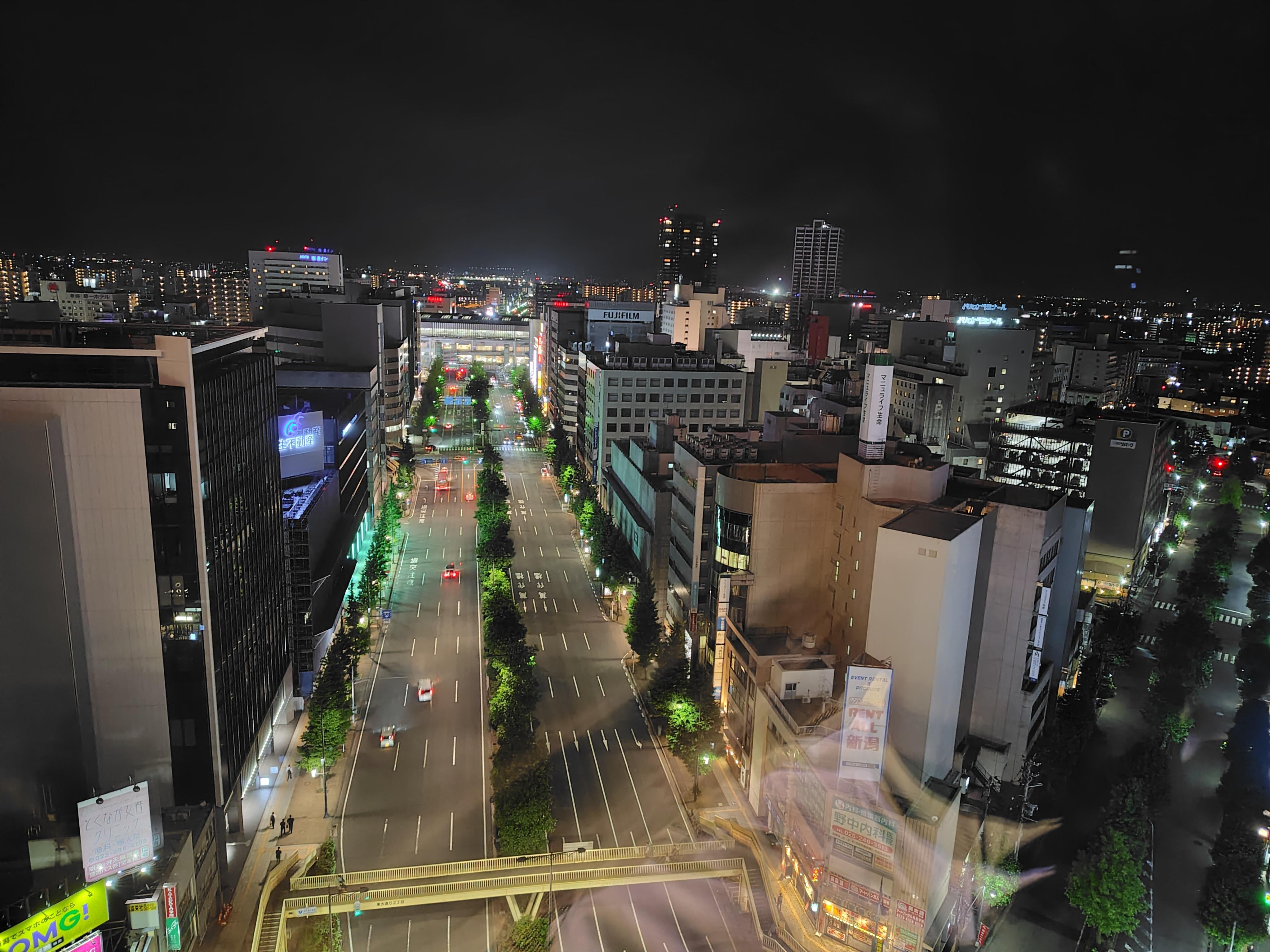 部屋から新潟駅の眺め