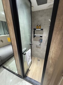 個室にはシャワー室はあるが、便器がない。
トイレは共同で廊下に一度出る必要ある