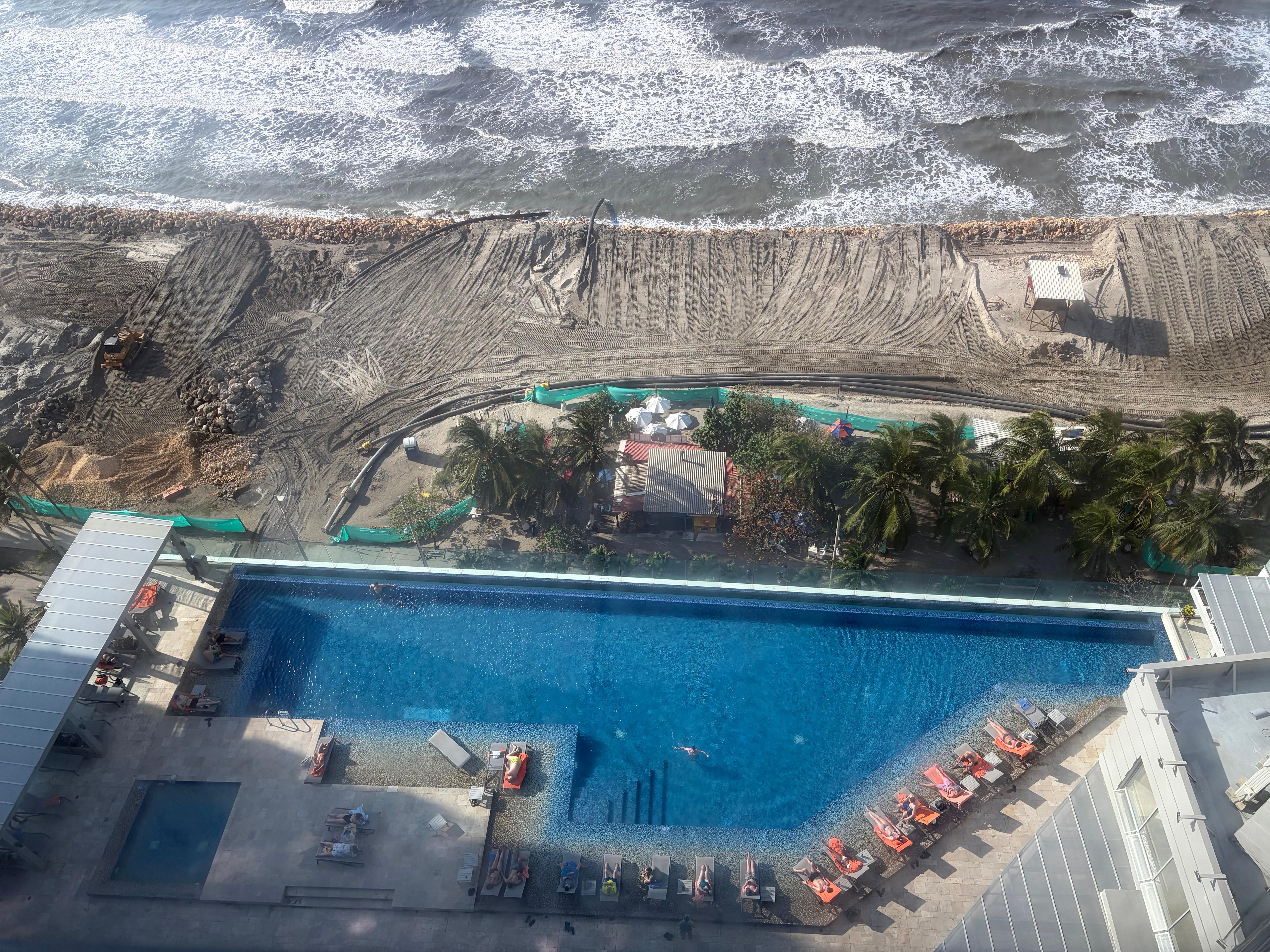 Great infinity pool!