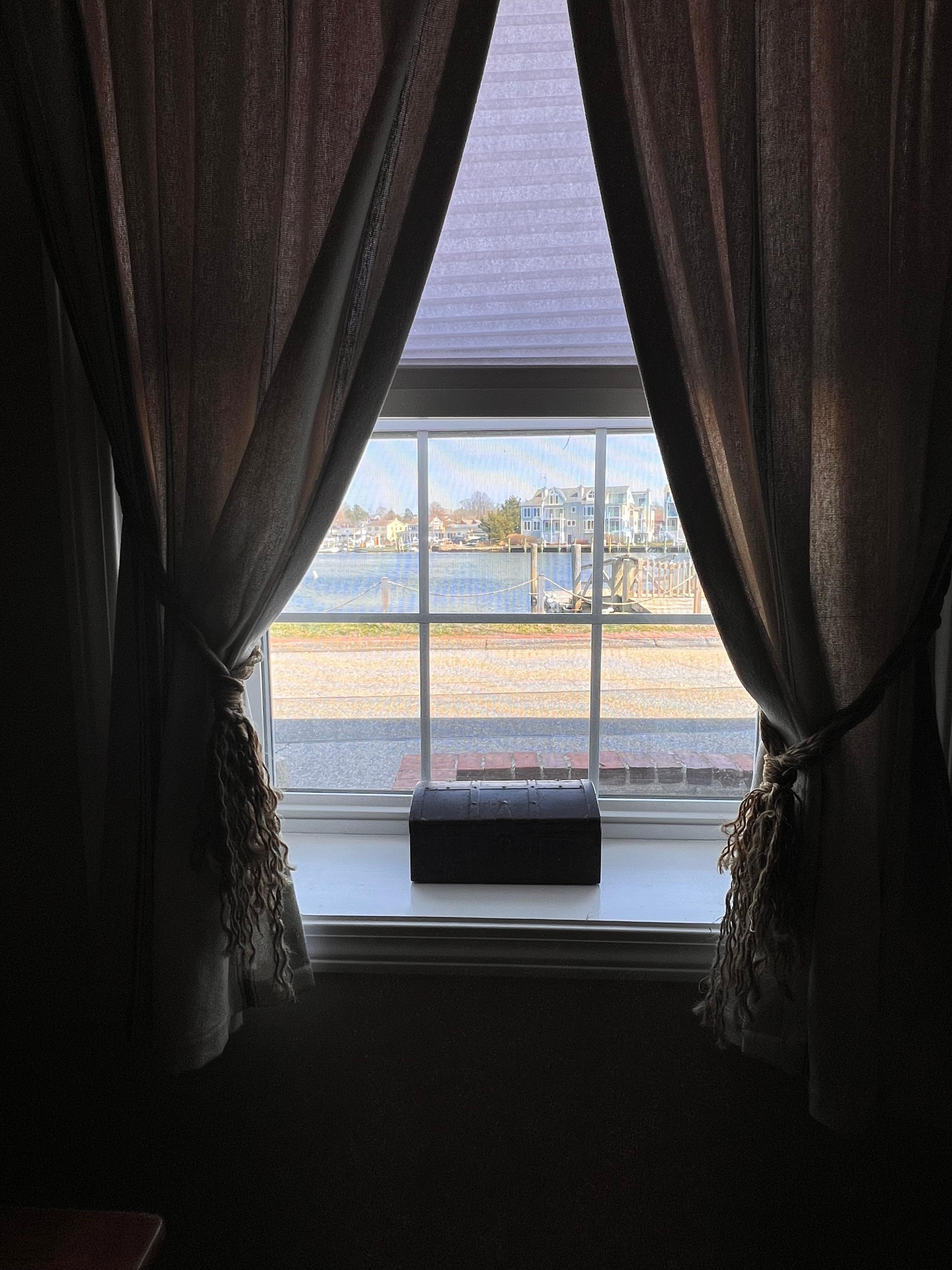 Beautiful view but know that this house is ON the street. So all night long while you’re in the basement it sounds like cars are driving into the room. 