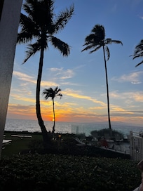 Beautiful sunsets and whale watching from the lanai.