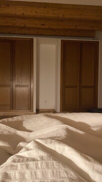 Ein Zimmer …von insgesamt 3 ..und alle haben ein eigenes Badezimmer