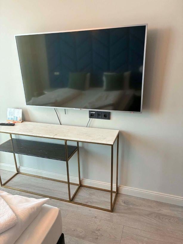 Ovanligt stor TV, men svårt att uppskatta storleken. Förutom isländska kanaler, kunde man ta in flera engelska.
