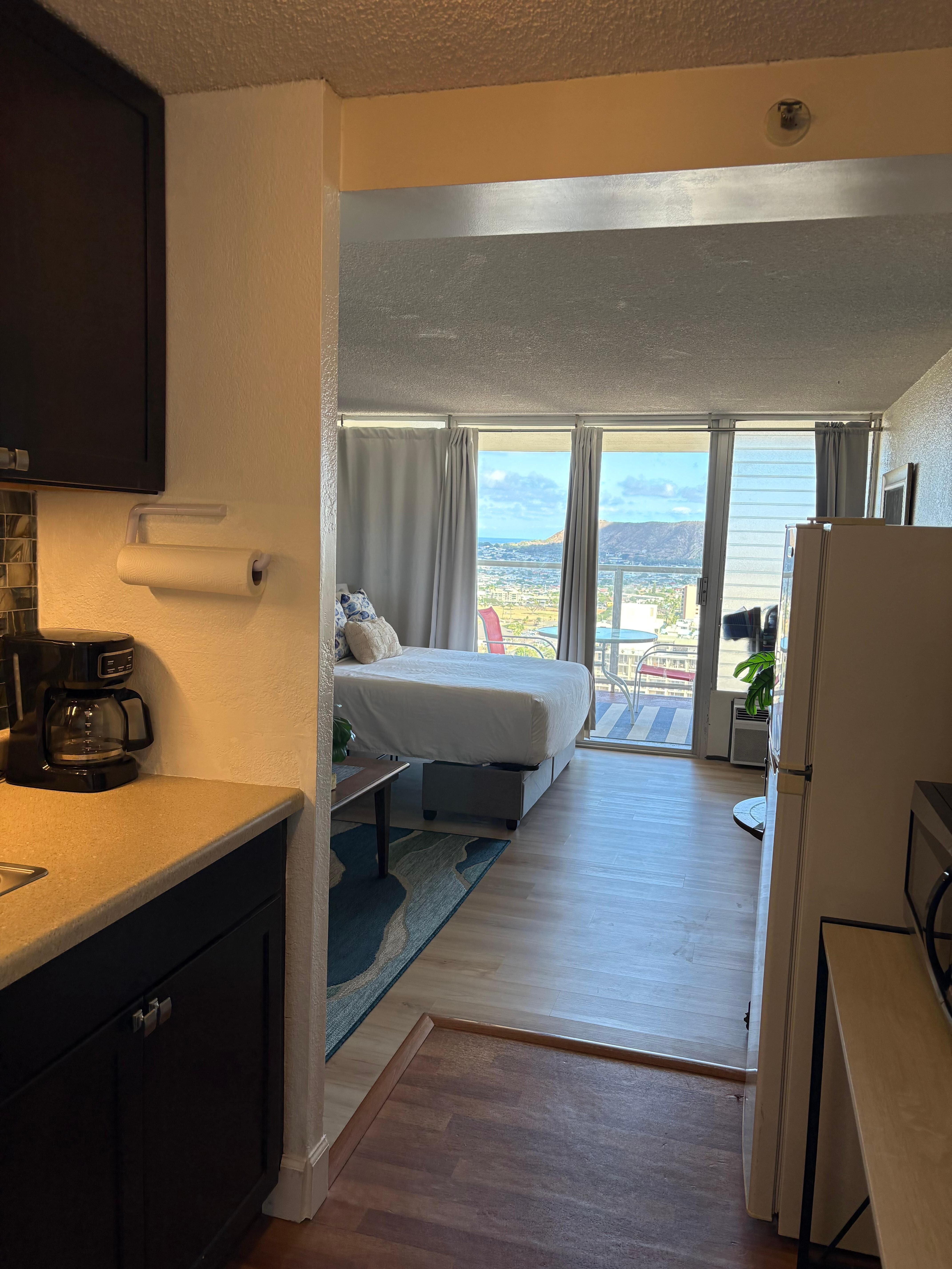 My first impression ~ bright, clean and spacious.
