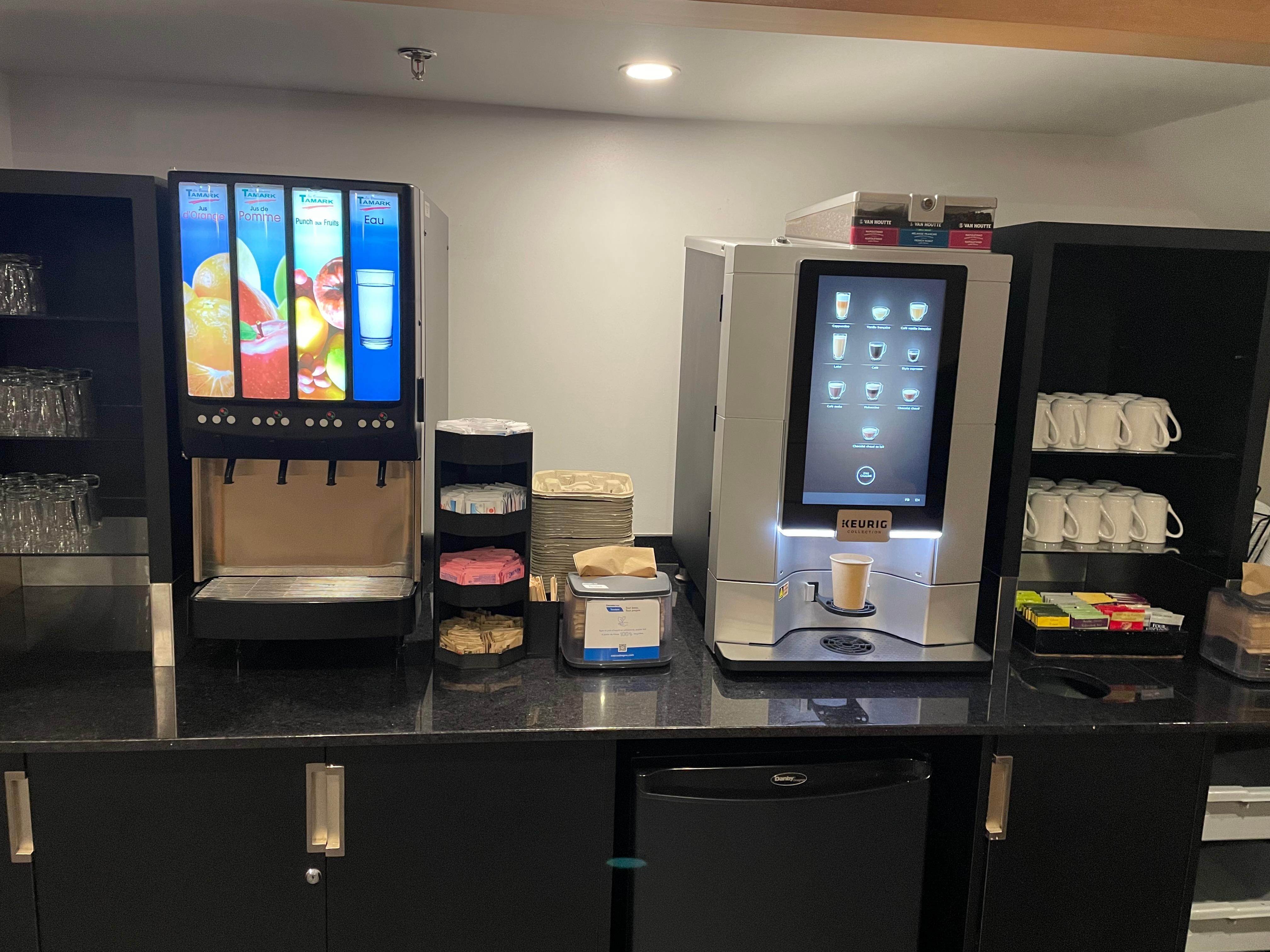 Máquinas de suco e café no lobby