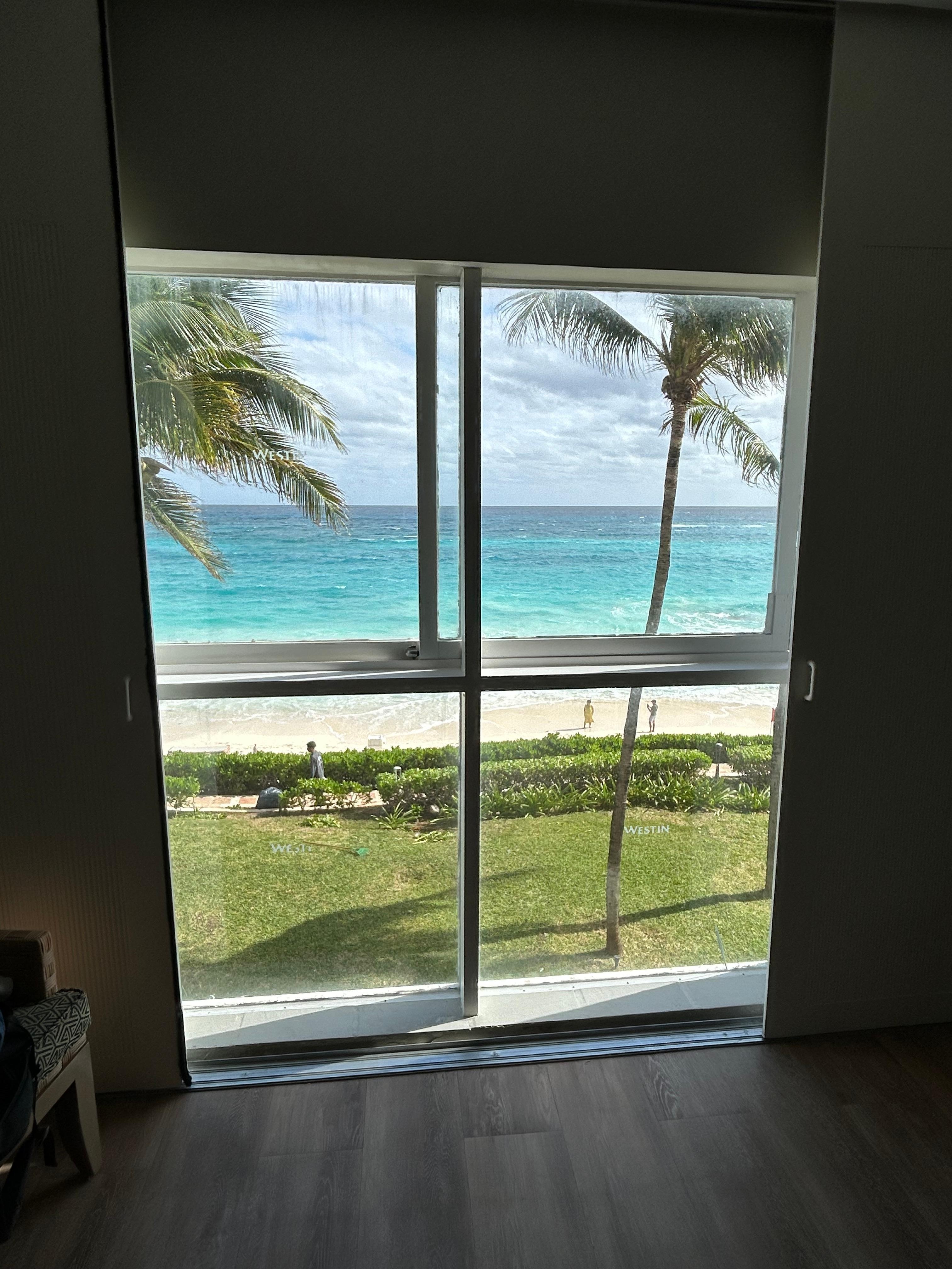 King size bedroom with sea view. Spectacular! 