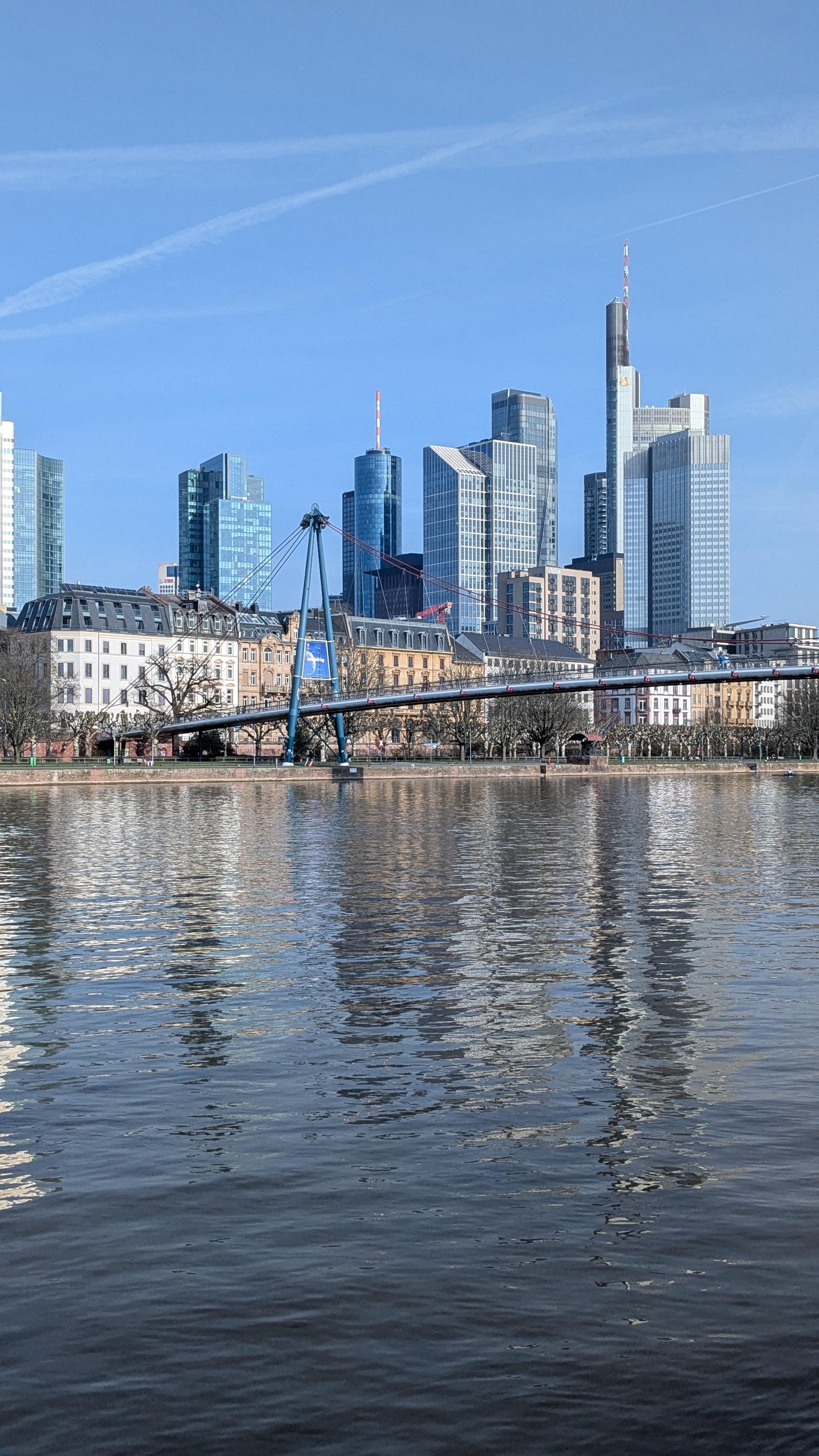 駅前からトラムがあるので対岸散歩も簡単です