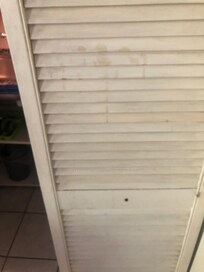 Eine der schmutzigen Türen