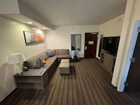 1 bed suite lounge