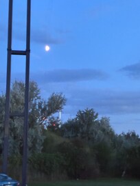 Lua ao anoitecer.