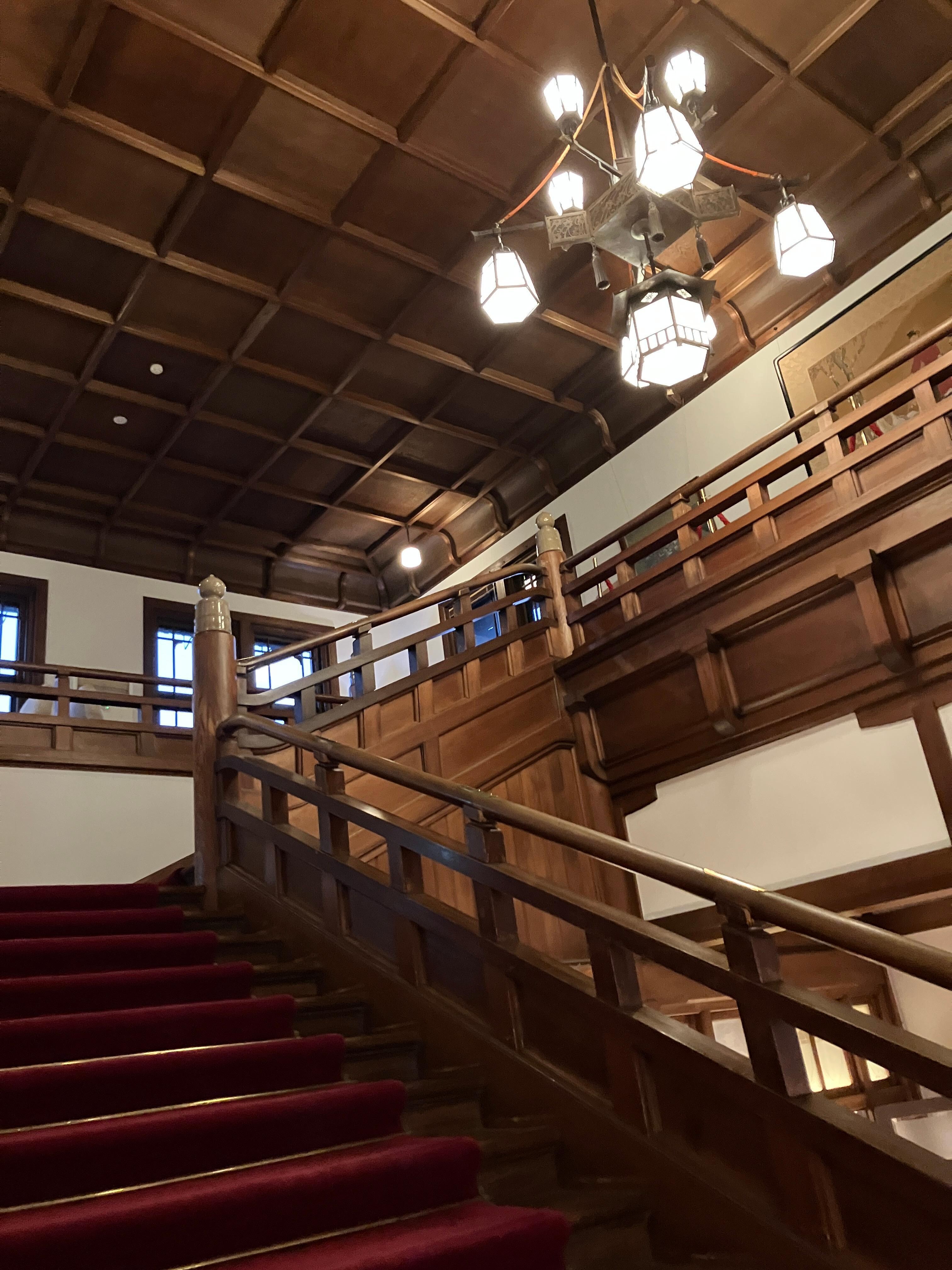 エントランスから見上げる吹き抜けと大階段