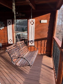 Lovely swing to admire the view!