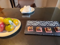 部屋でくつろいでいると、チョコとフルーツを持ってきてくれました。