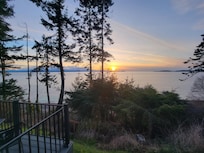 All the nasty weather we encountered on the way over, we were blessed with clear skies with awesome sunset over Olympics and Port Townsend.