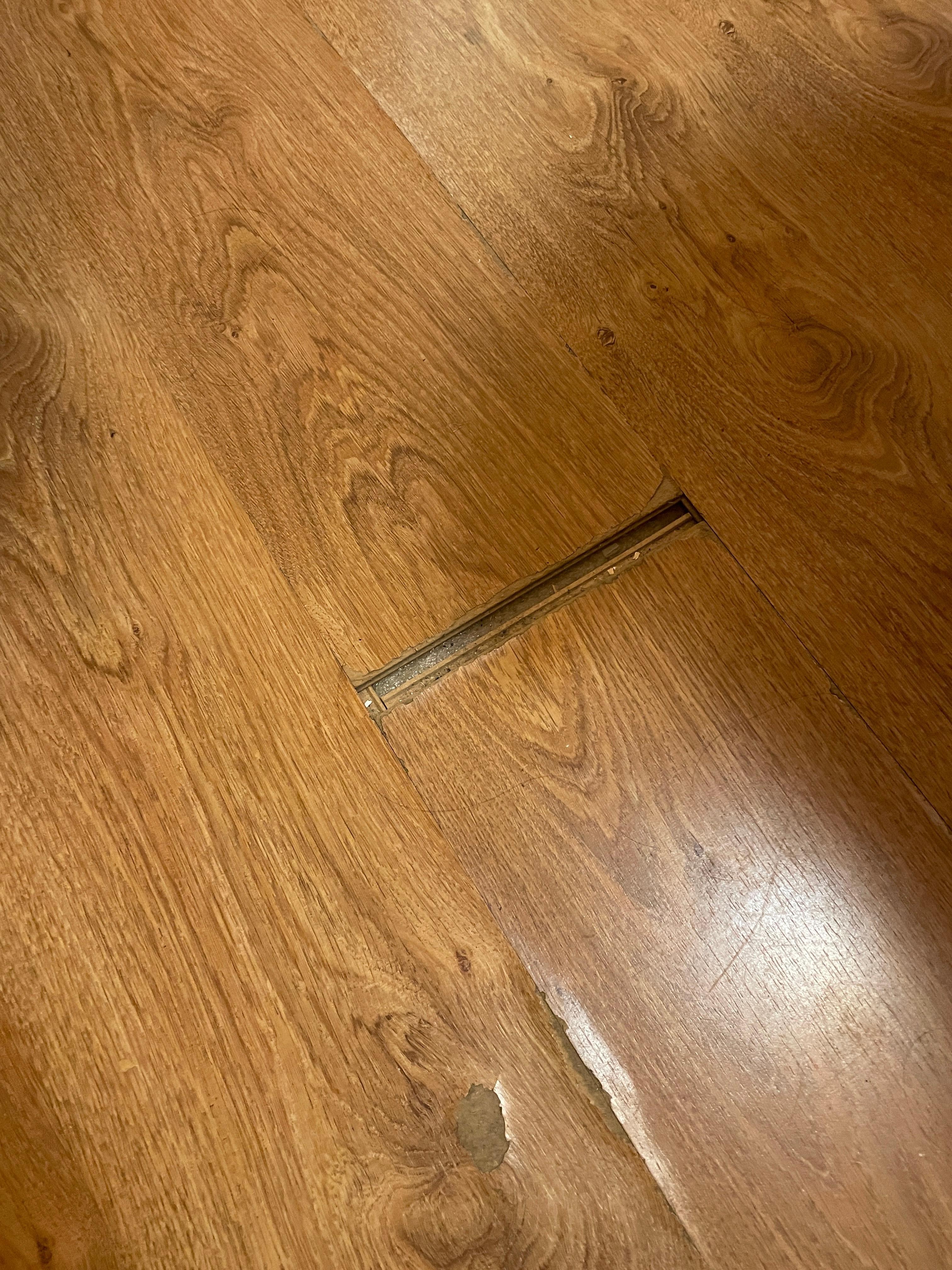 Pièce principale: planches disjointes.