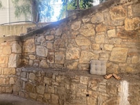 Oda böyle bir duvara bakıyordu