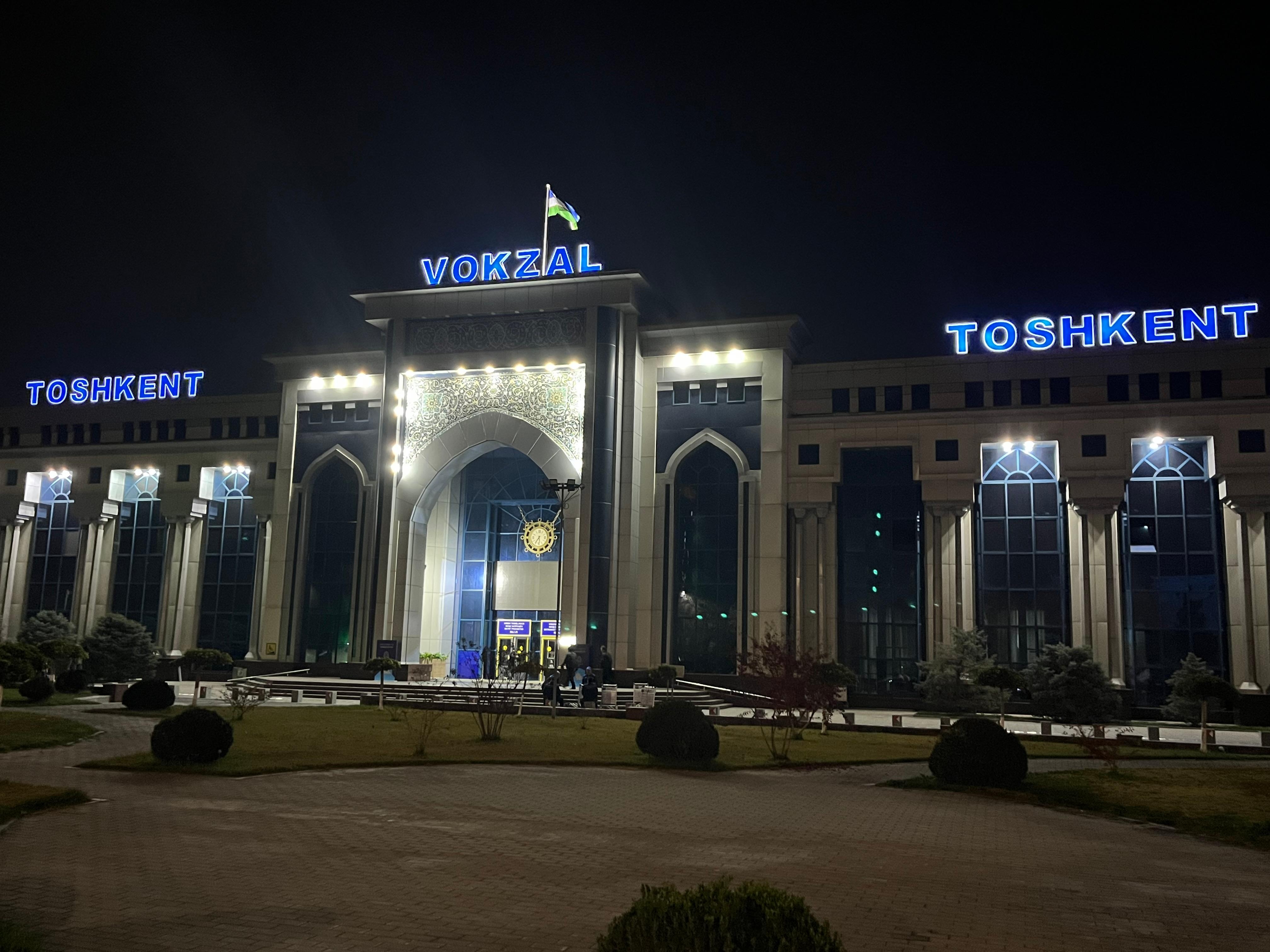 ホテルを5時半にでて、早朝633発のサマルカンド行き特急にのる。