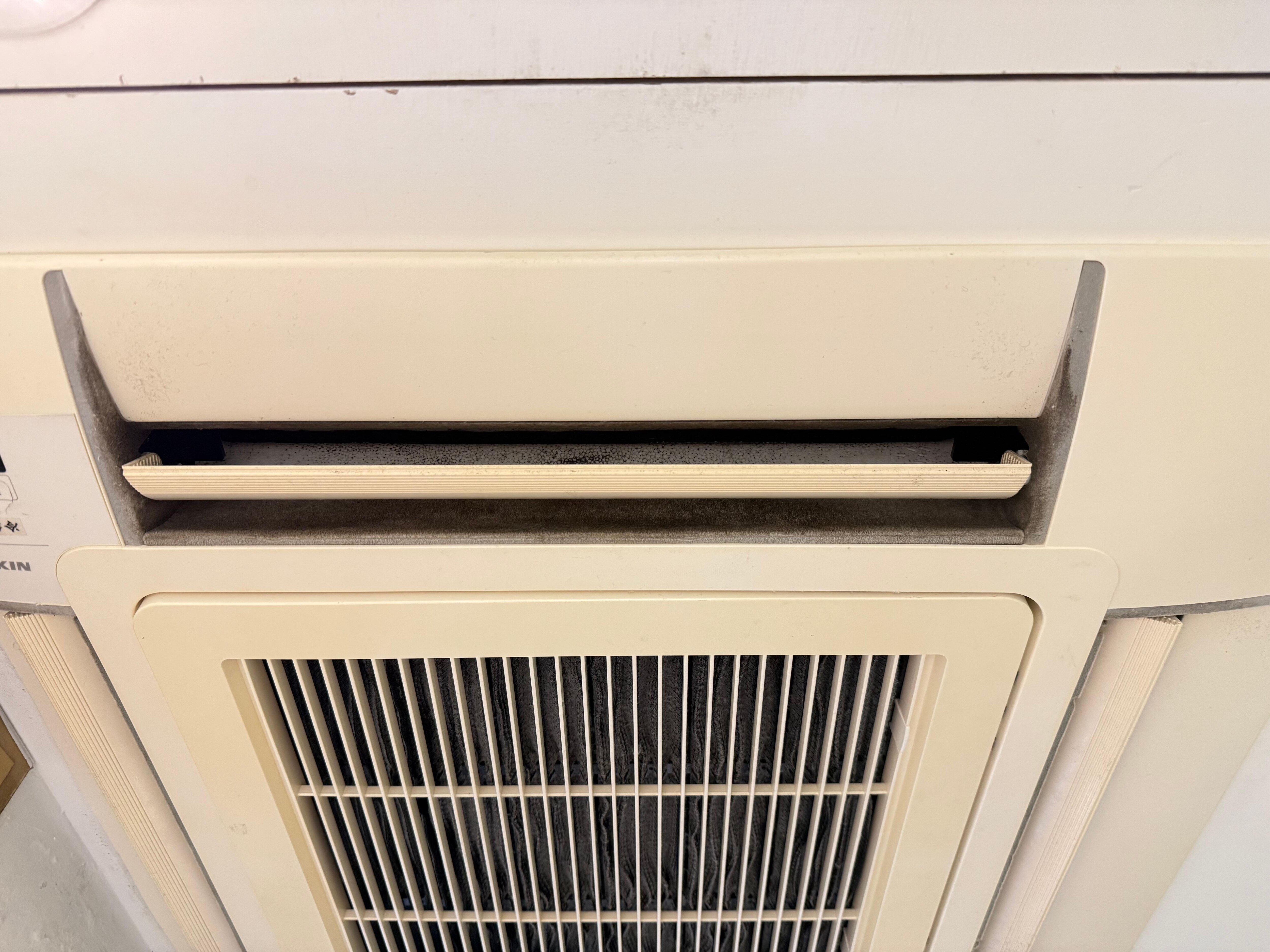 冷氣很髒
Dirty AC
ACがめちゃ汚い