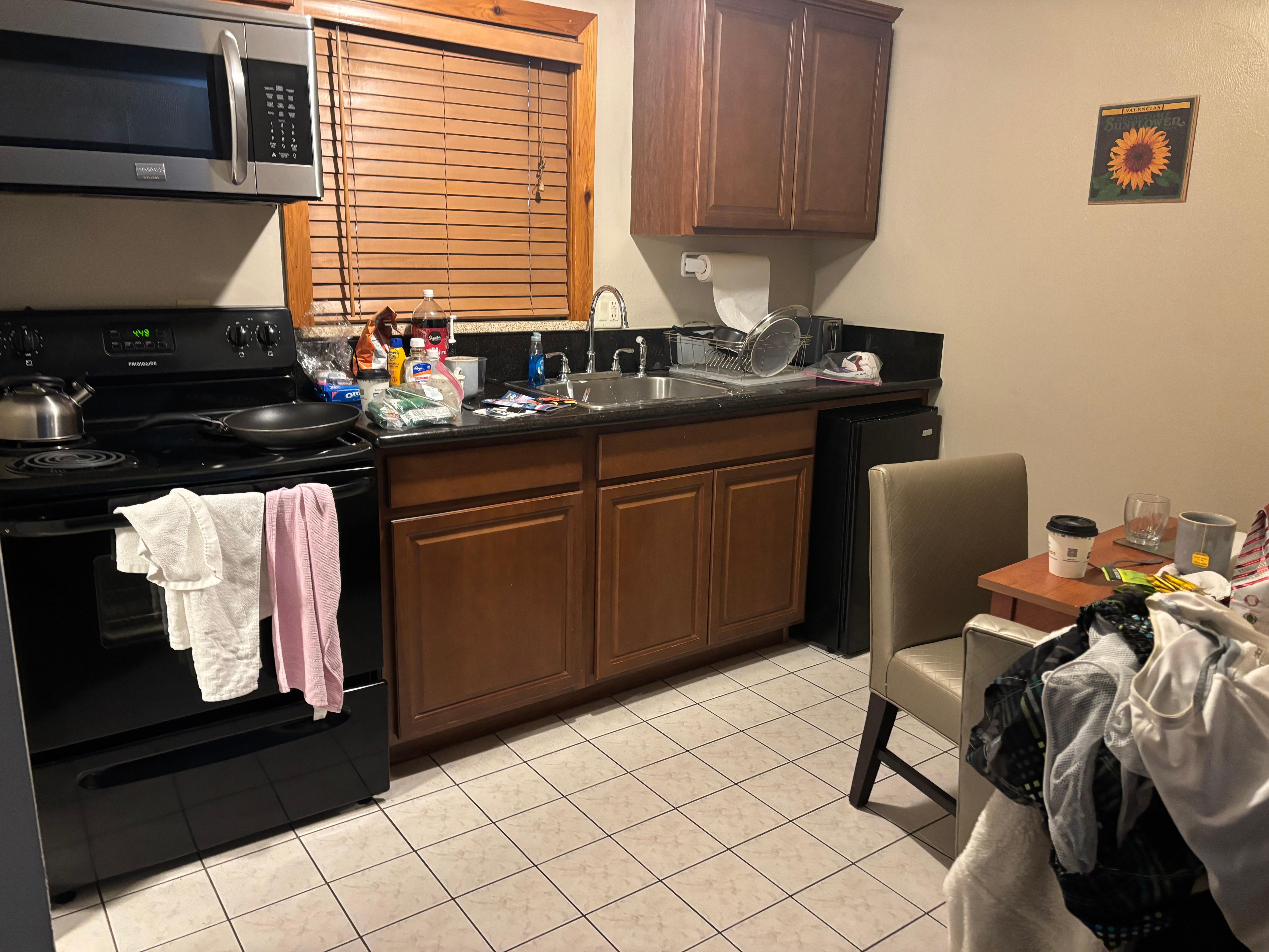 Kitchenette in room 