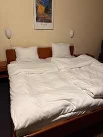 Dobbeltseng på familieværelse i den nye bygning.