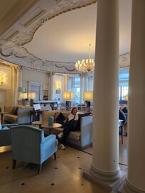 Relaxing lobby/ bar area