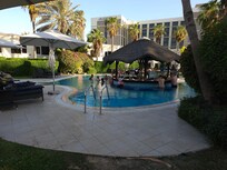Pool bar