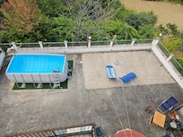 De patio met  opbouwzwembad achter het huis.