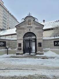 Street entrance for pedestrians; there is a separate entrance for those driving with a parking lot. There is an intercom to reception for after-hours arrivals, when the door is locked (opens with room key).