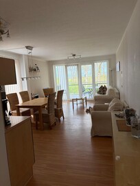 Wohnzimmer mit großem Balkon und Blick zum Wasser