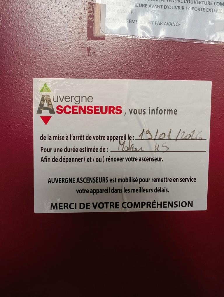 affiche sur la porte de l'ascenceur